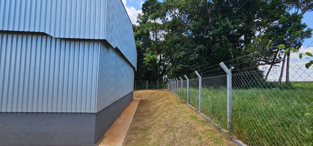 Lateral do barracão e cerca